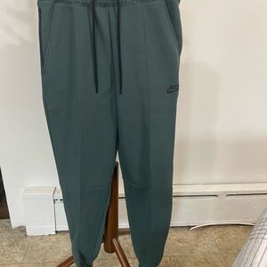 *NWT Women’s Nike Tech Joggers (Green)